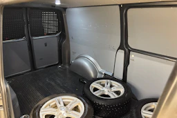 harmaa Volkswagen Transporter 2024 kuva 30.