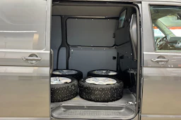 harmaa Volkswagen Transporter 2024 kuva 31.