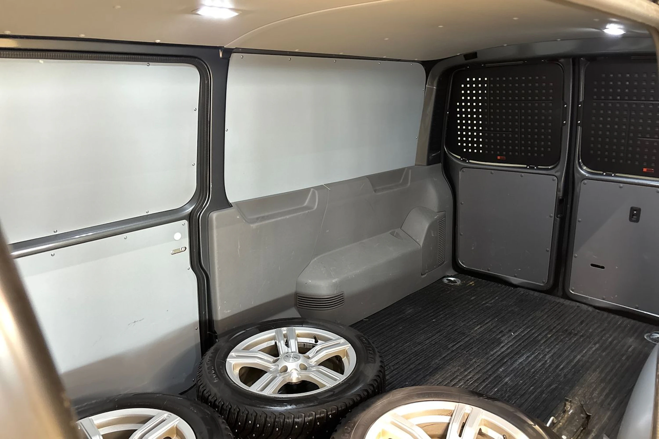 harmaa Volkswagen Transporter 2024 kuva 32.