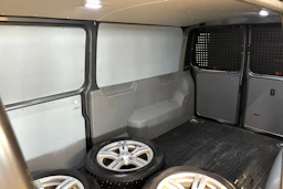 harmaa Volkswagen Transporter 2024 kuva 32.