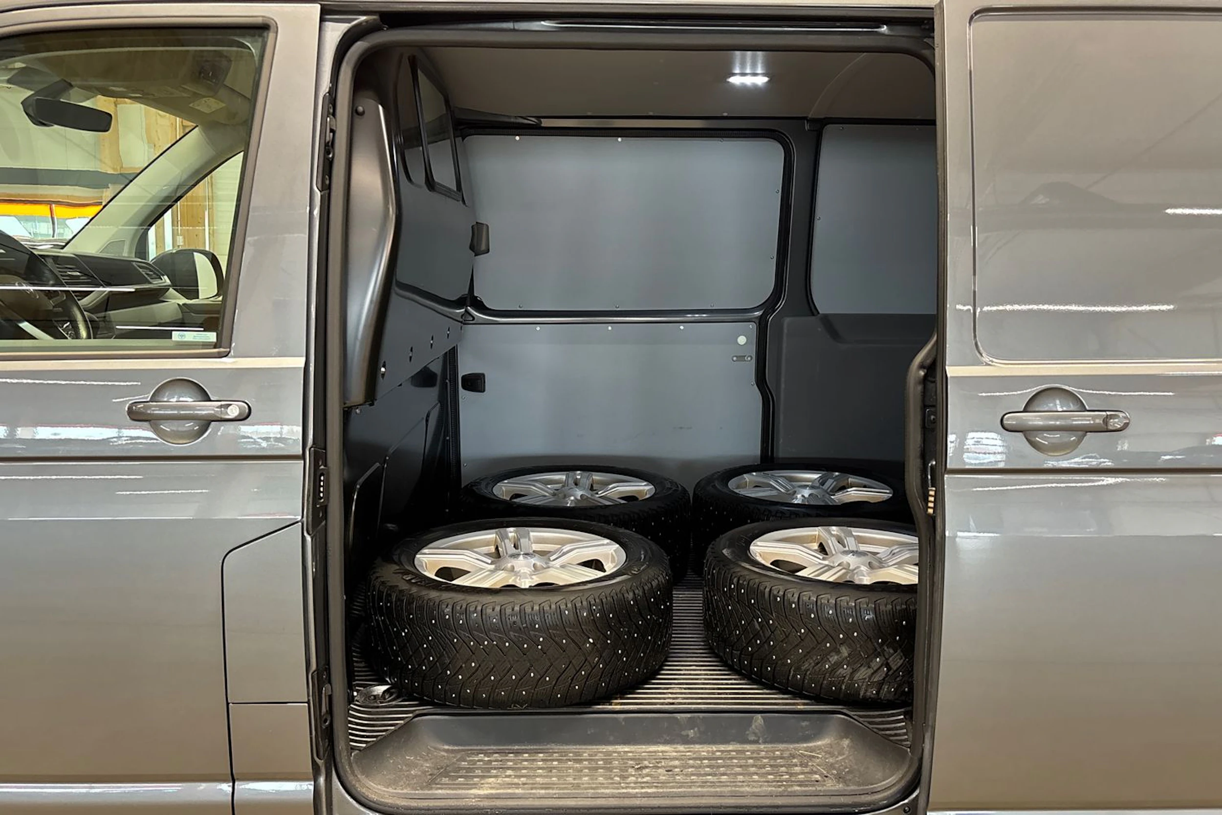 harmaa Volkswagen Transporter 2024 kuva 33.
