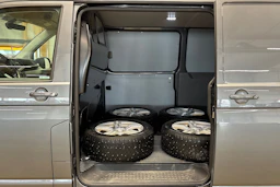 harmaa Volkswagen Transporter 2024 kuva 33.