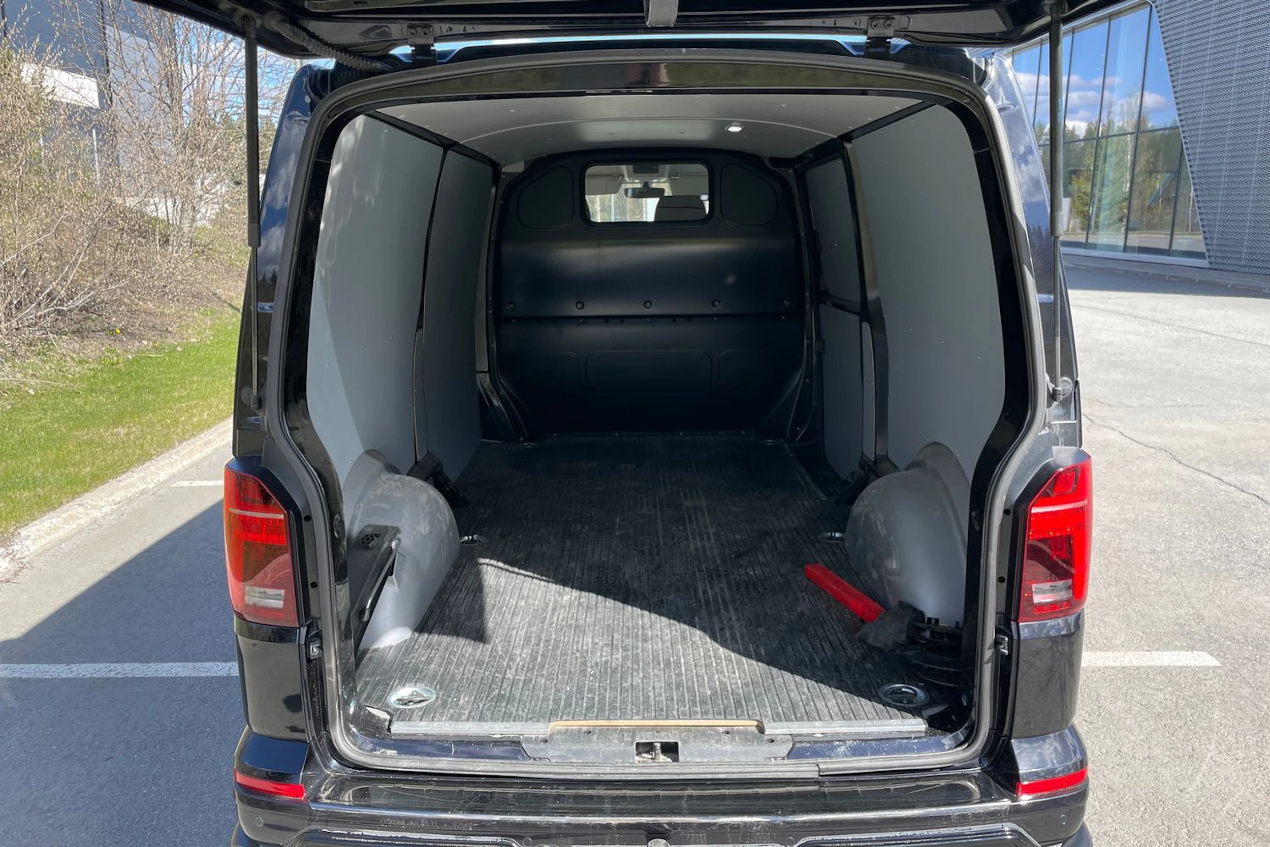 Musta Volkswagen TRANSPORTER 2024 kuva 19.