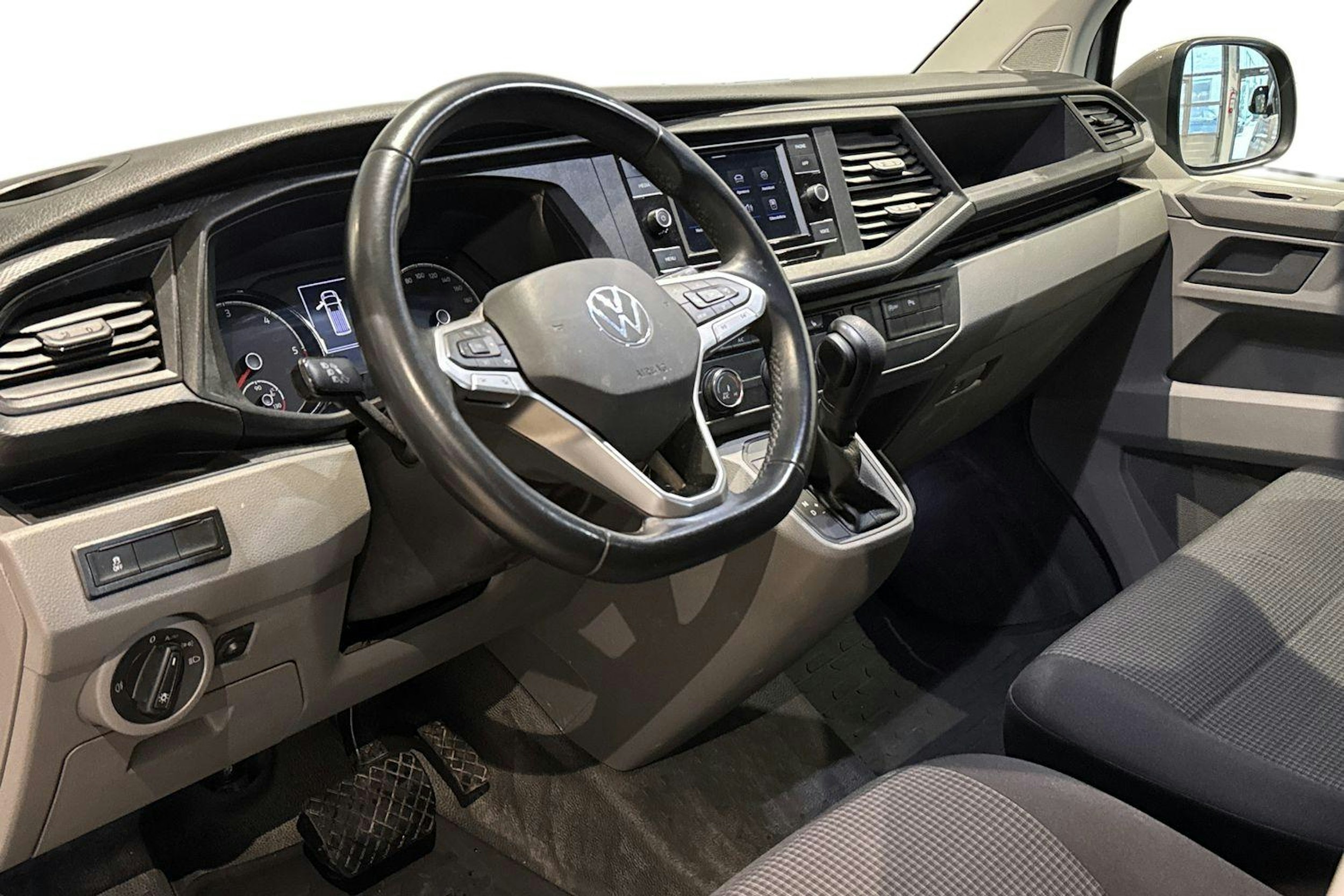 ruskea (beige) Volkswagen Transporter 2024 kuva 8.