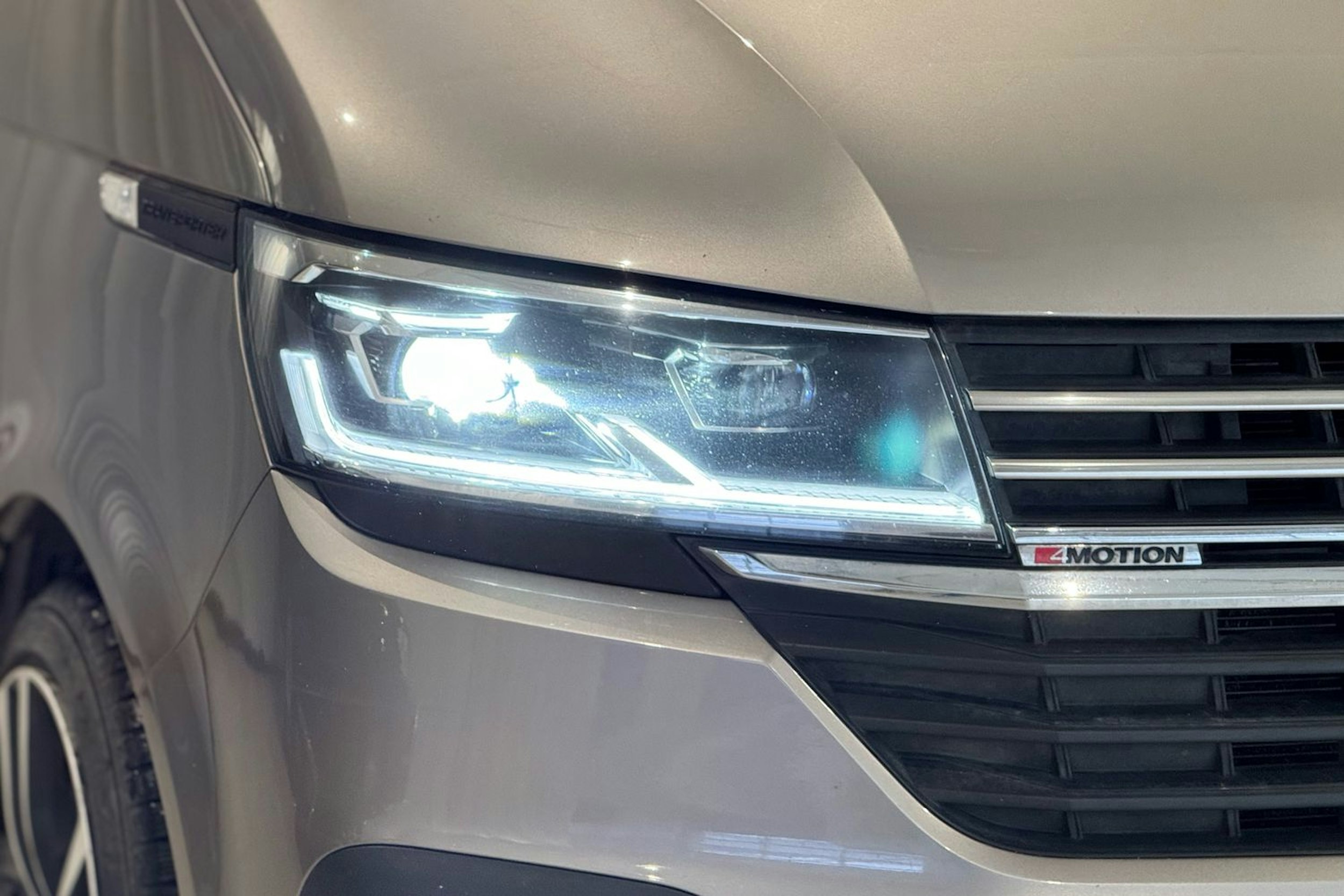 ruskea (beige) Volkswagen Transporter 2024 kuva 14.