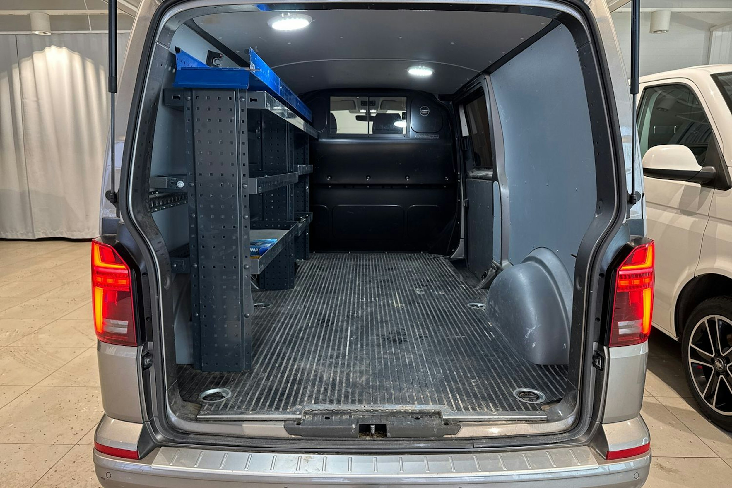 ruskea (beige) Volkswagen Transporter 2024 kuva 15.