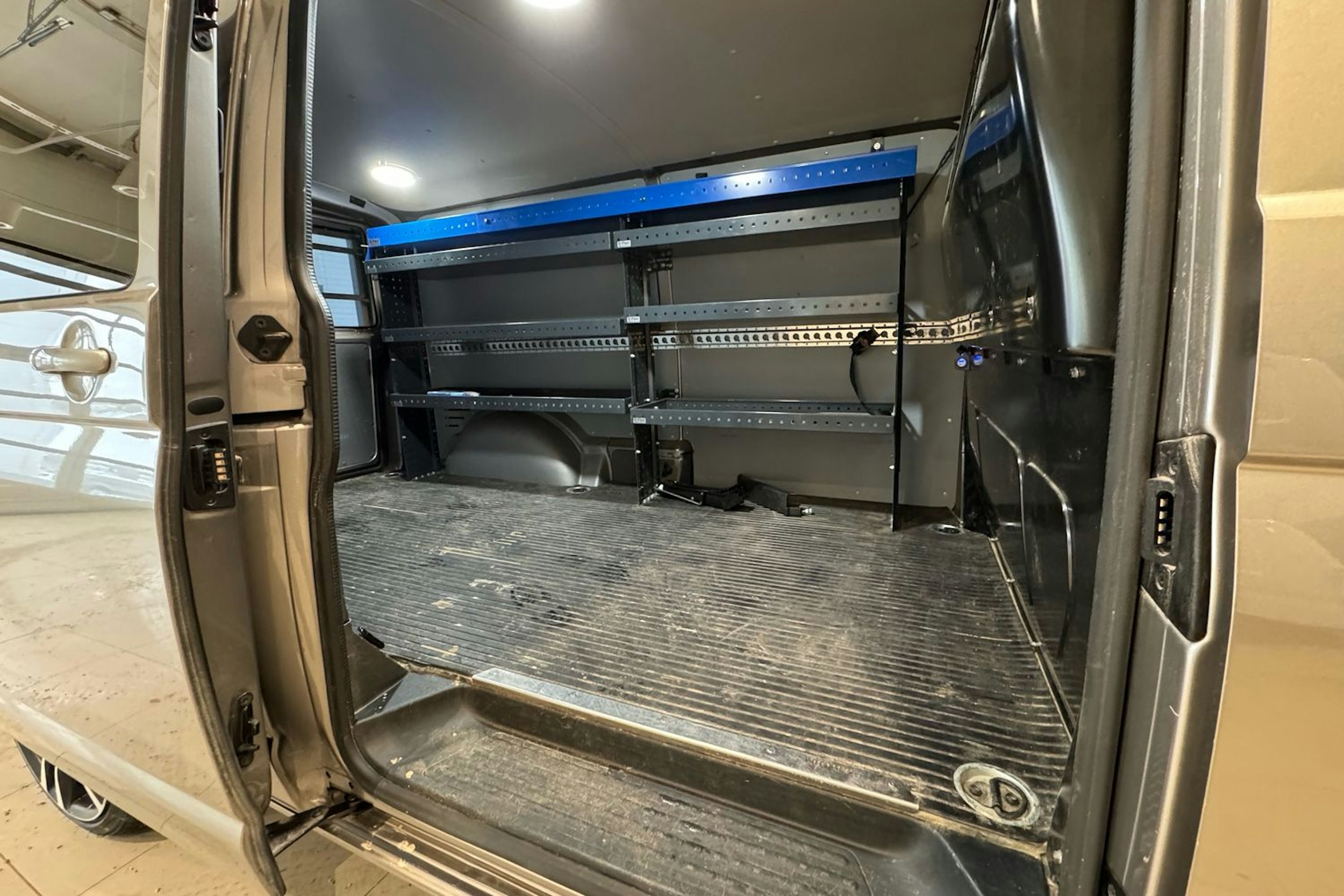 ruskea (beige) Volkswagen Transporter 2024 kuva 16.