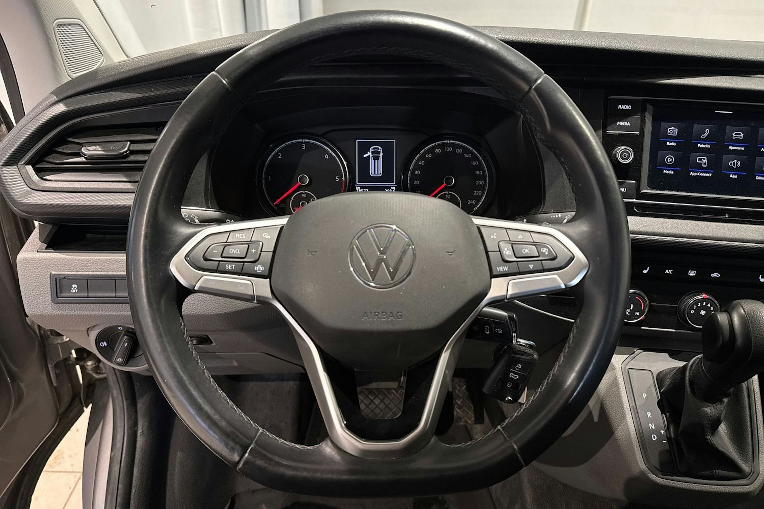 ruskea (beige) Volkswagen Transporter 2024 kuva 18.