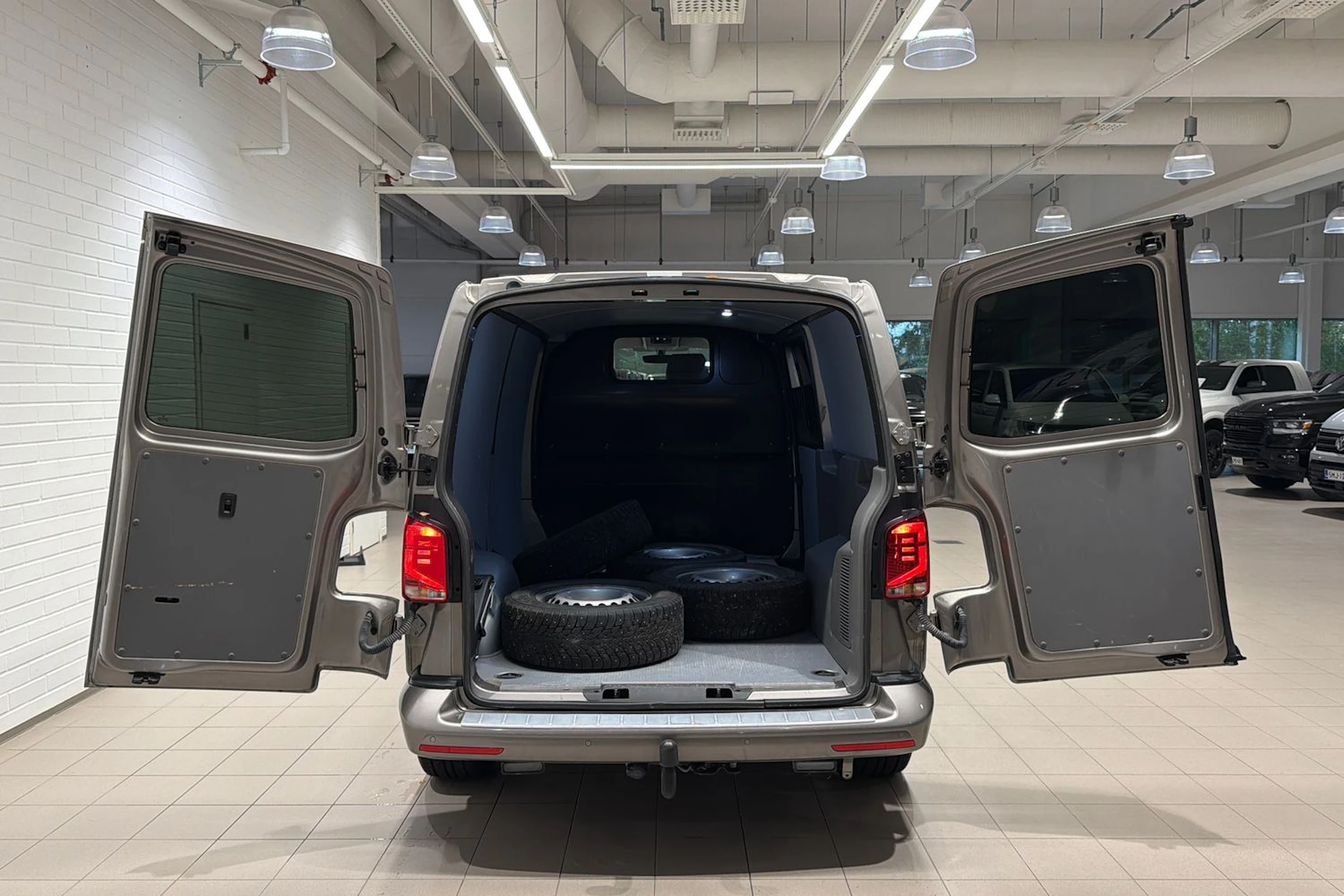Ruskea (beige) Volkswagen TRANSPORTER 2024 kuva 32.