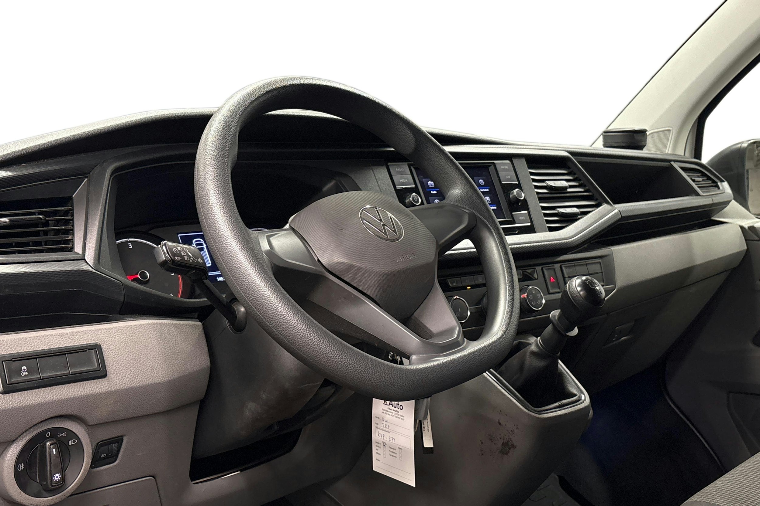 valkoinen Volkswagen Transporter 2024 kuva 3.