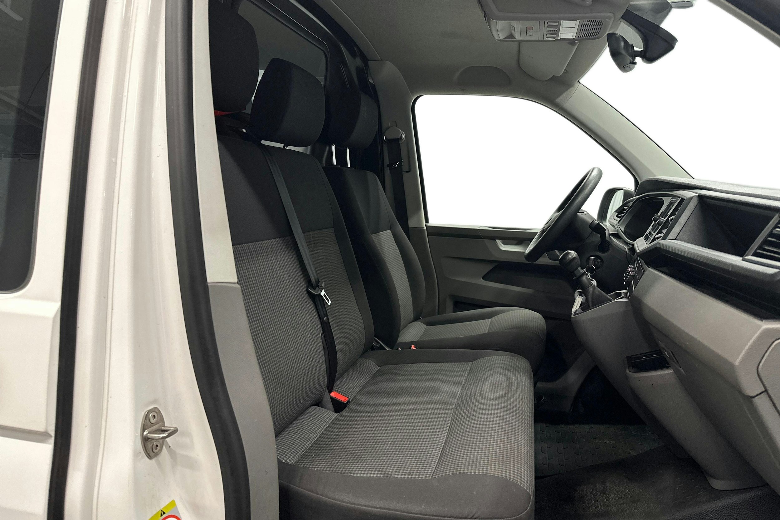 valkoinen Volkswagen Transporter 2024 kuva 8.