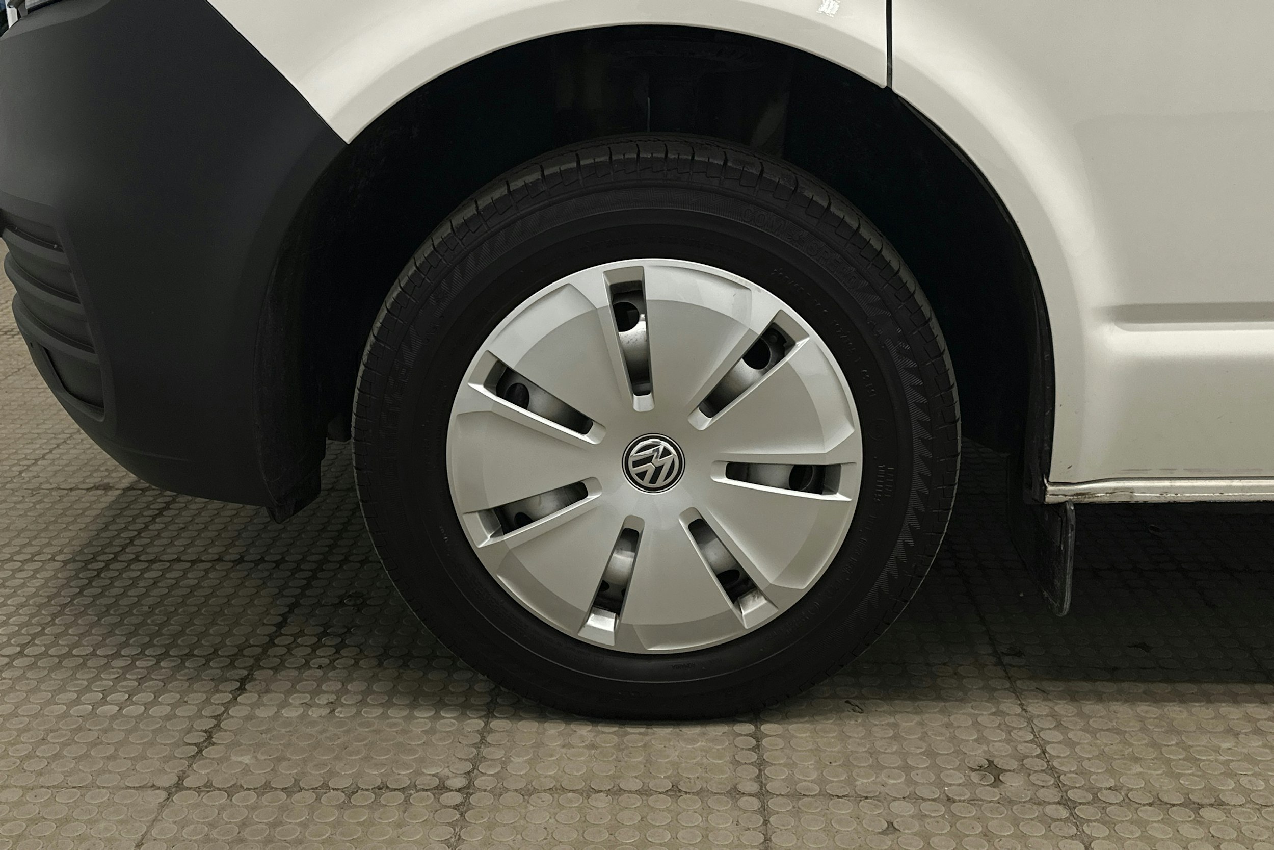 valkoinen Volkswagen Transporter 2024 kuva 9.