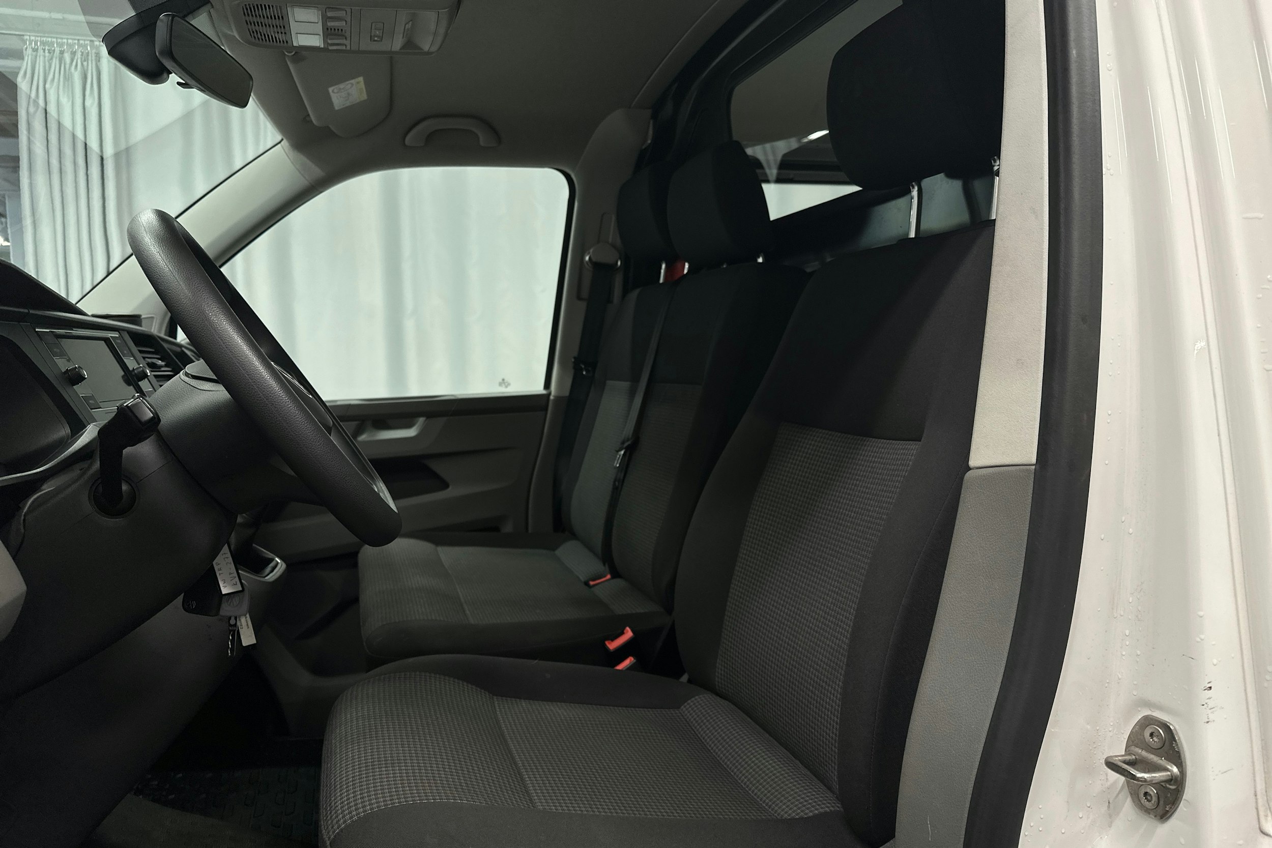 valkoinen Volkswagen Transporter 2024 kuva 10.