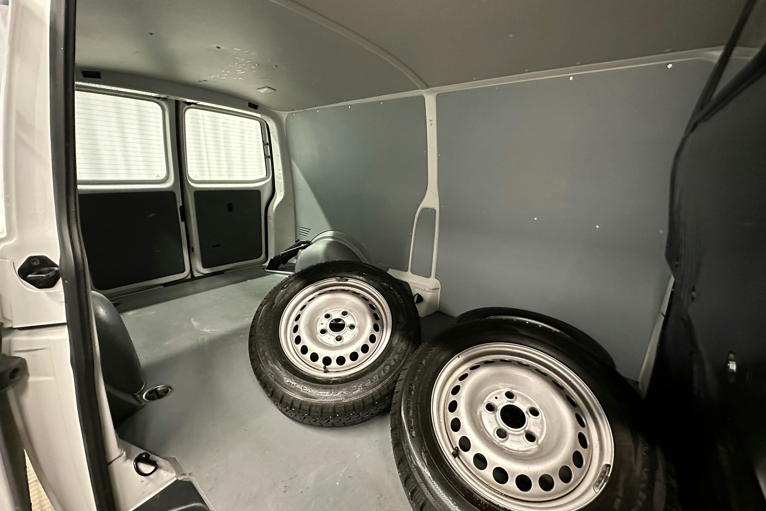 valkoinen Volkswagen Transporter 2024 kuva 11.