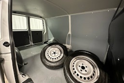 valkoinen Volkswagen Transporter 2024 kuva 11.