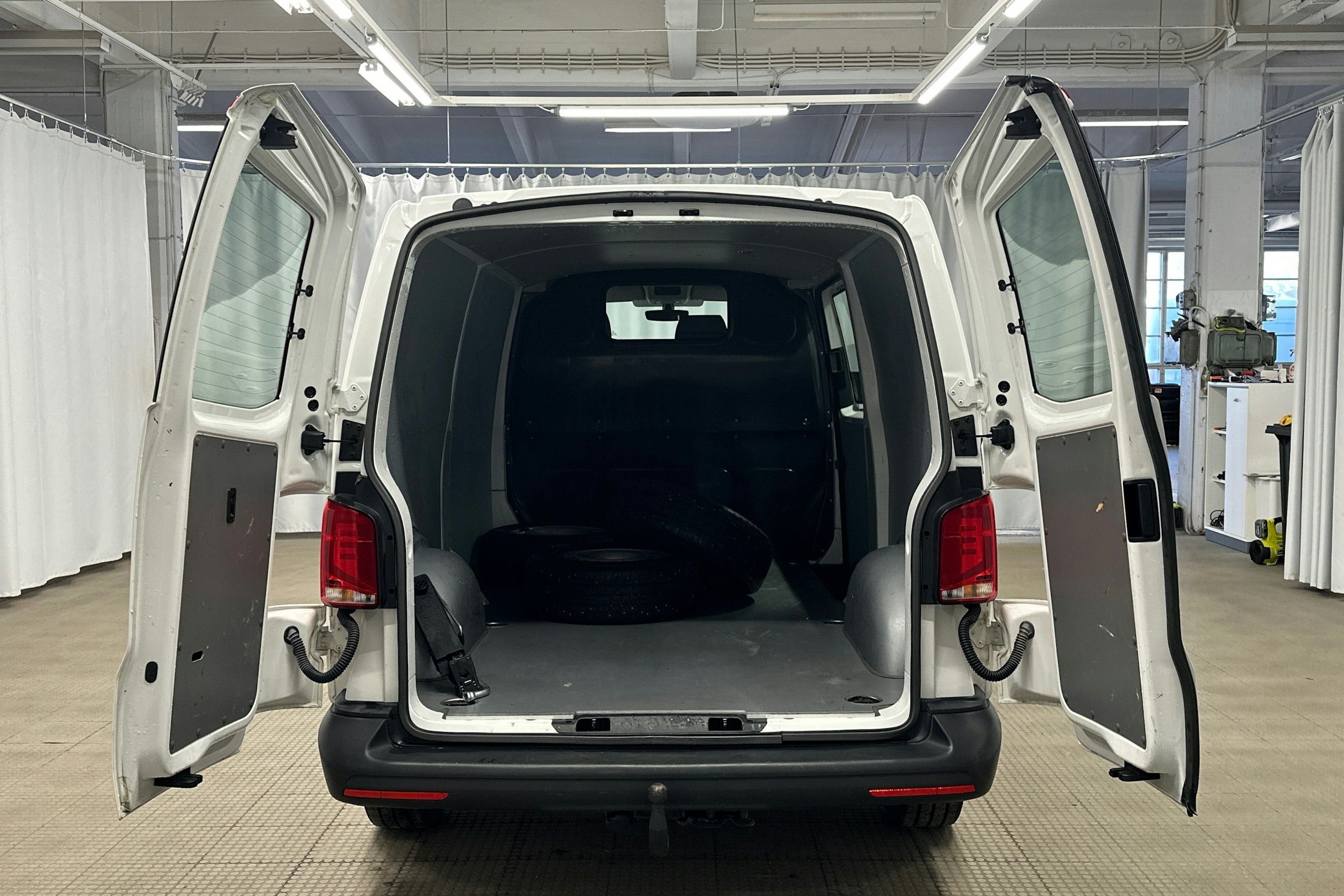 valkoinen Volkswagen Transporter 2024 kuva 13.