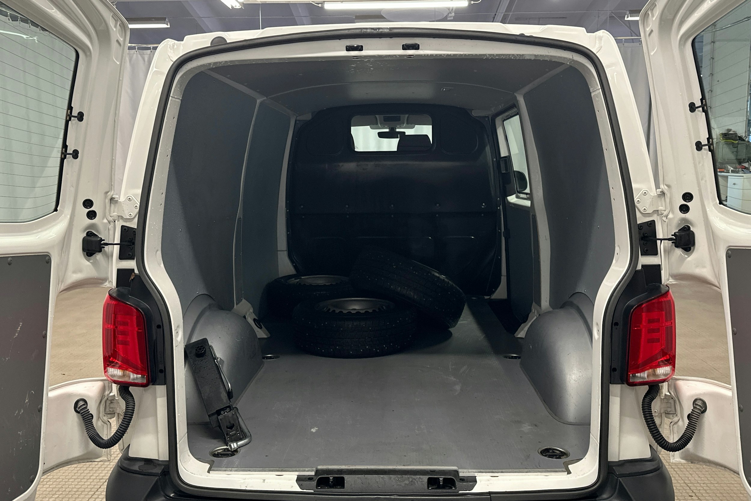 valkoinen Volkswagen Transporter 2024 kuva 14.