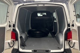 valkoinen Volkswagen Transporter 2024 kuva 14.