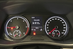 valkoinen Volkswagen Transporter 2024 kuva 15.