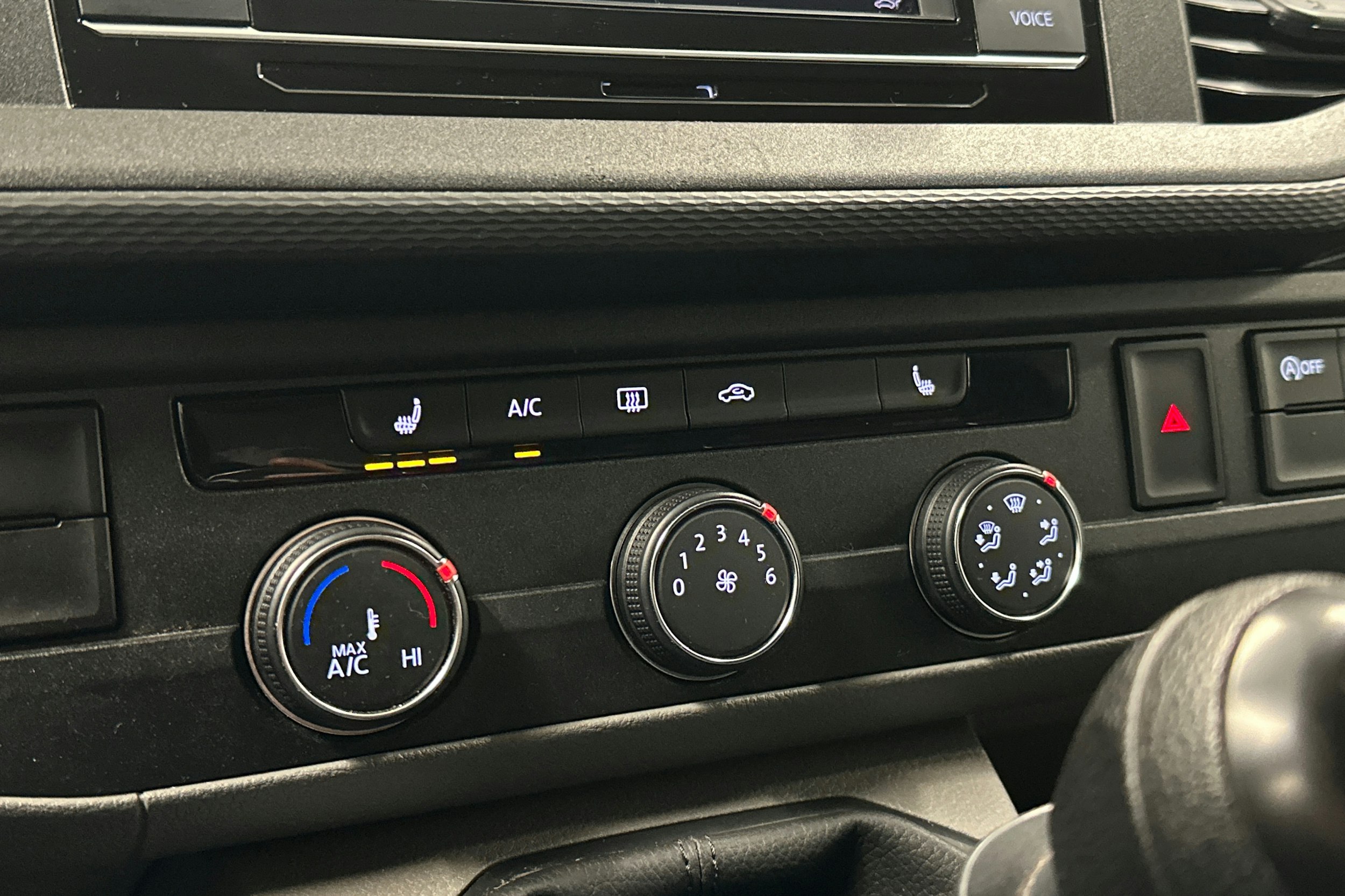 valkoinen Volkswagen Transporter 2024 kuva 16.