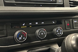 valkoinen Volkswagen Transporter 2024 kuva 16.