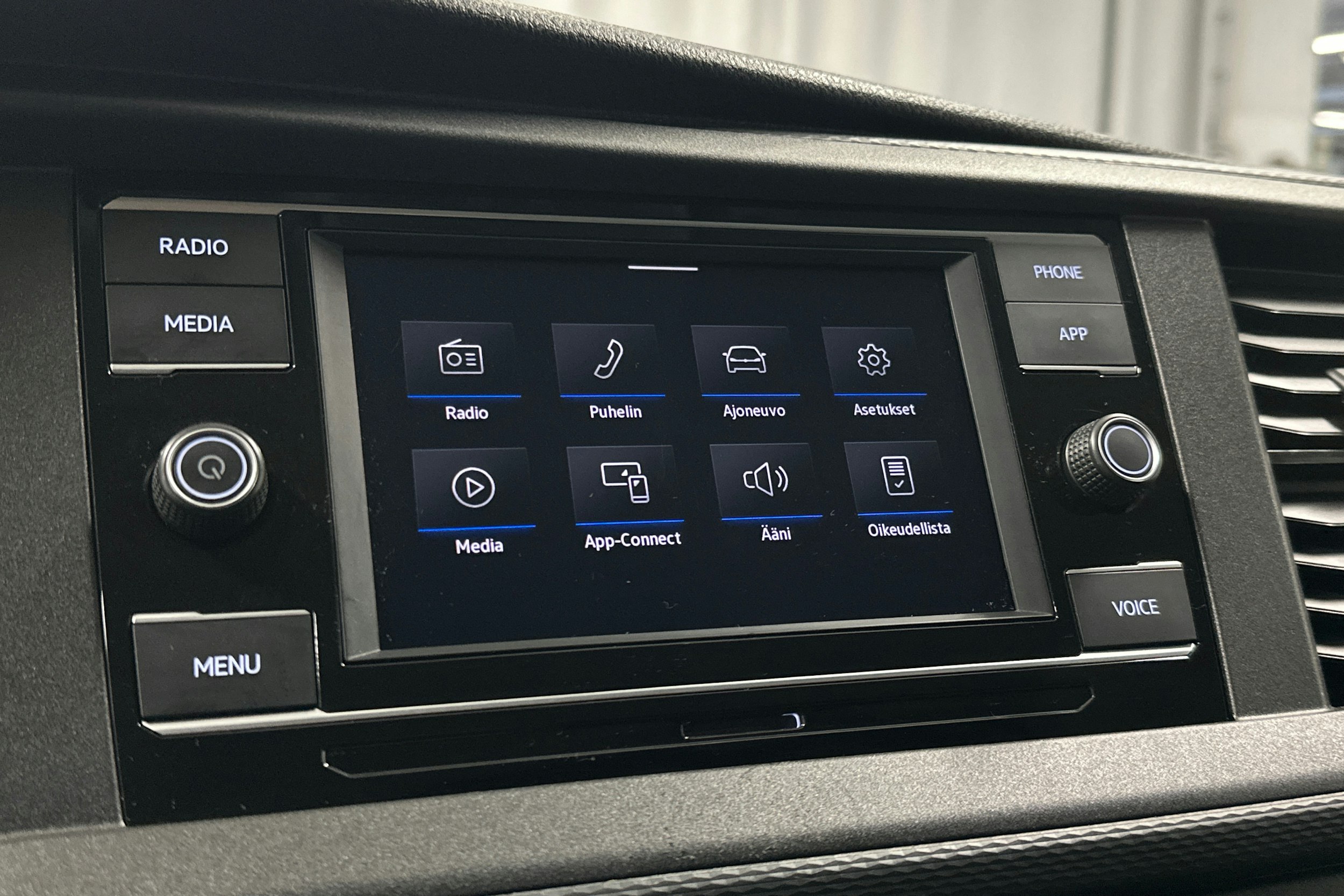 valkoinen Volkswagen Transporter 2024 kuva 17.