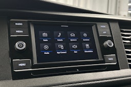 valkoinen Volkswagen Transporter 2024 kuva 17.