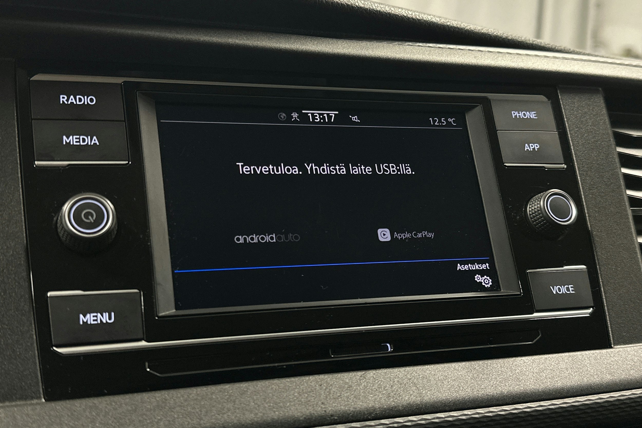 valkoinen Volkswagen Transporter 2024 kuva 18.