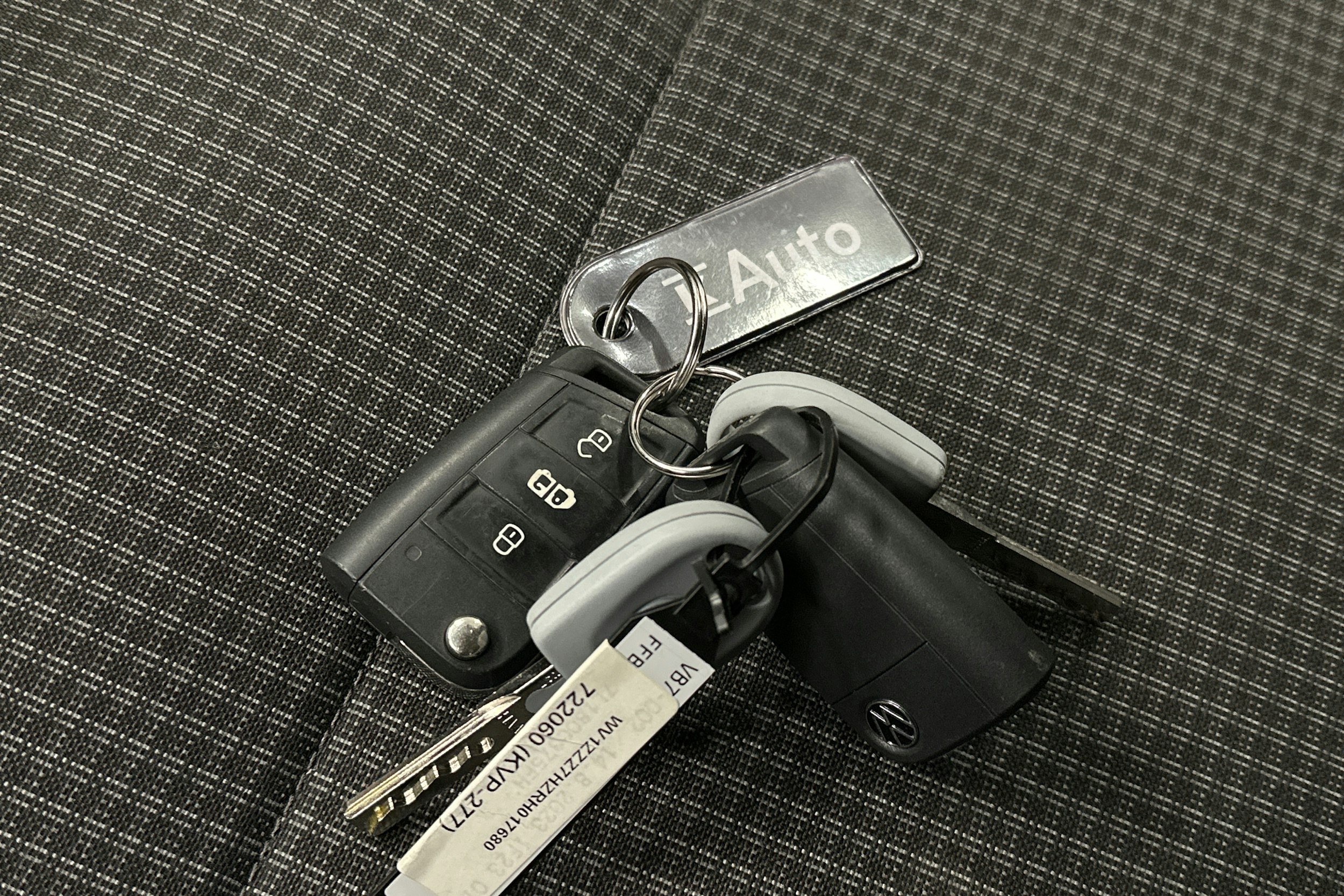 valkoinen Volkswagen Transporter 2024 kuva 19.