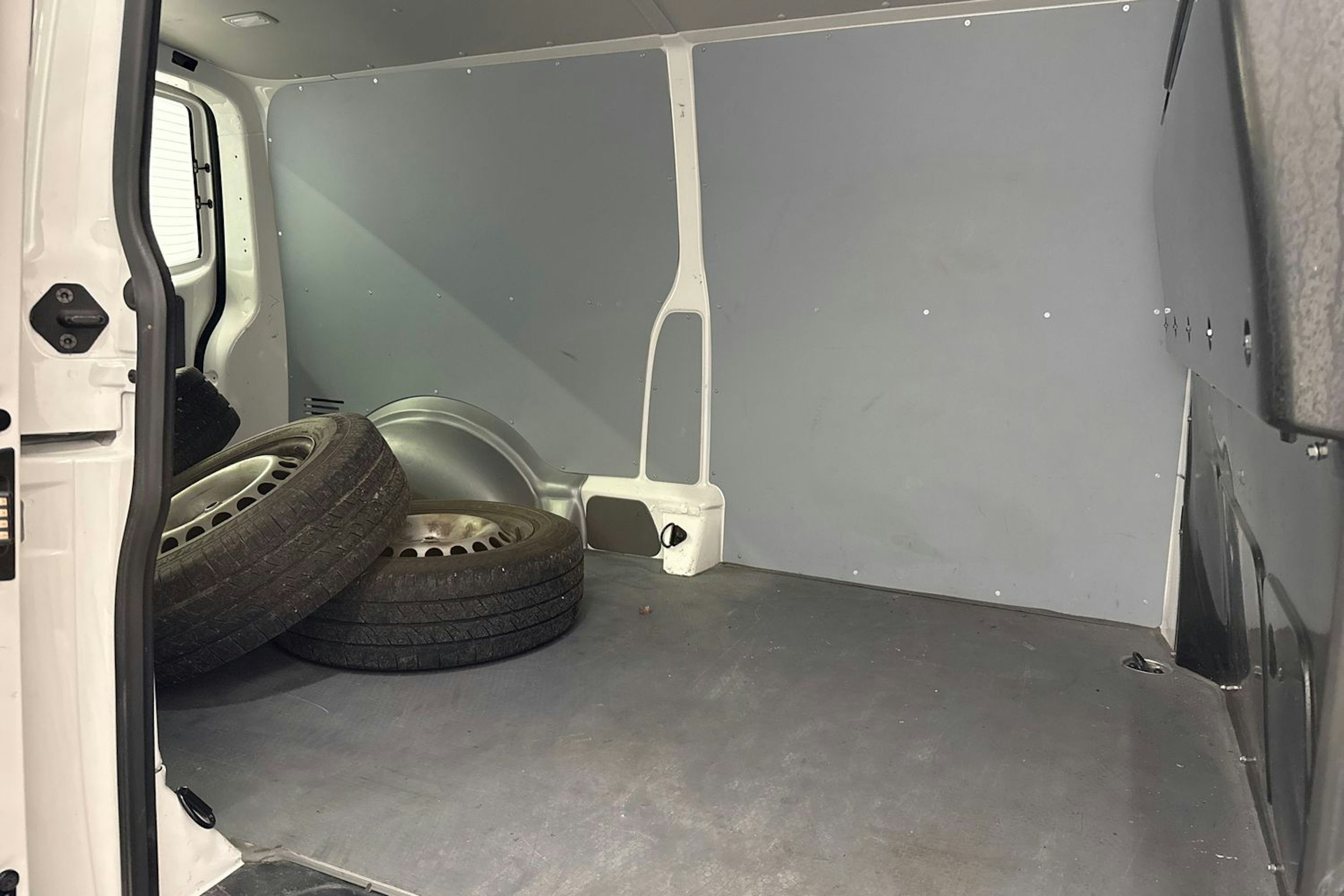 valkoinen Volkswagen Transporter 2024 kuva 24.