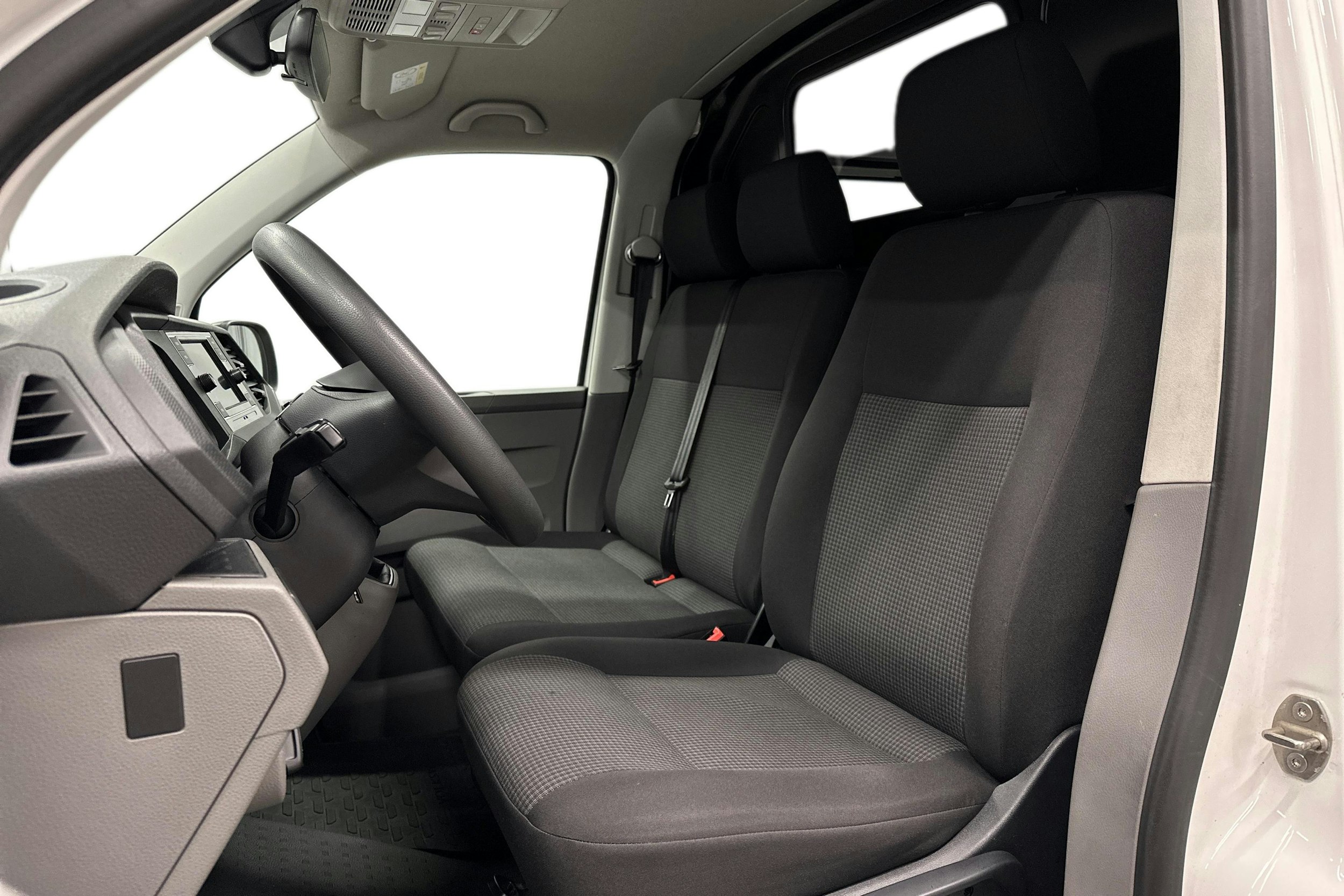 valkoinen Volkswagen Transporter 2024 kuva 11.