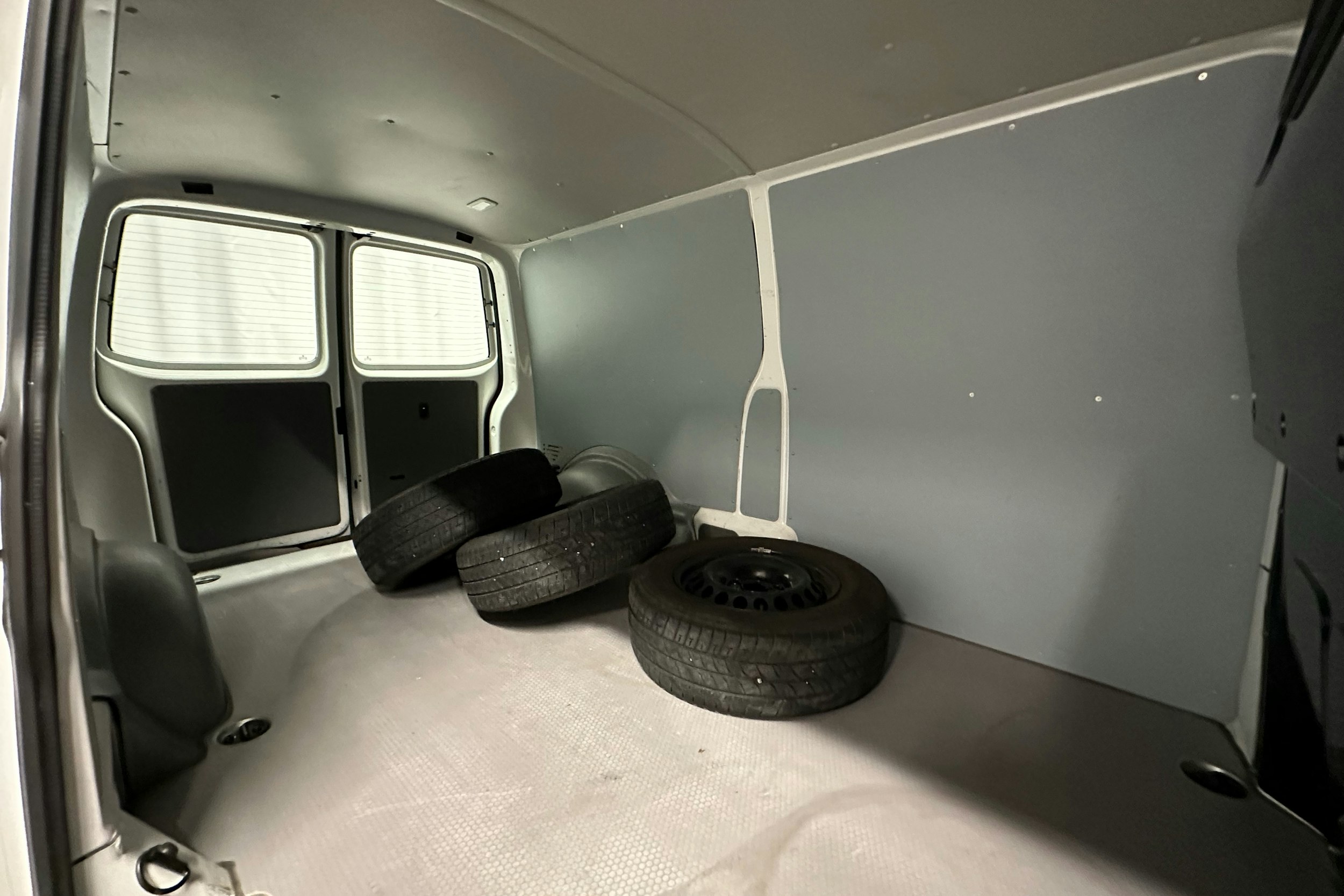 valkoinen Volkswagen Transporter 2024 kuva 16.