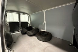 valkoinen Volkswagen Transporter 2024 kuva 16.