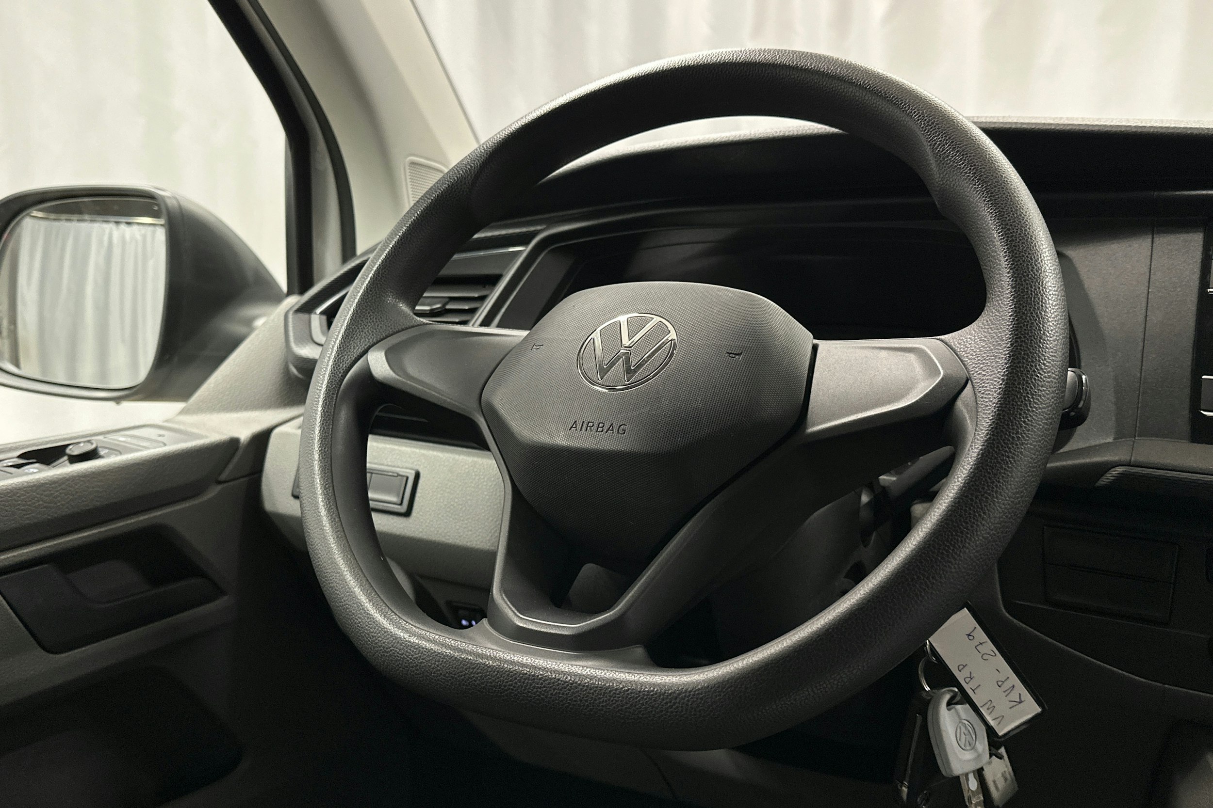 valkoinen Volkswagen Transporter 2024 kuva 17.