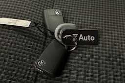 valkoinen Volkswagen Transporter 2024 kuva 21.