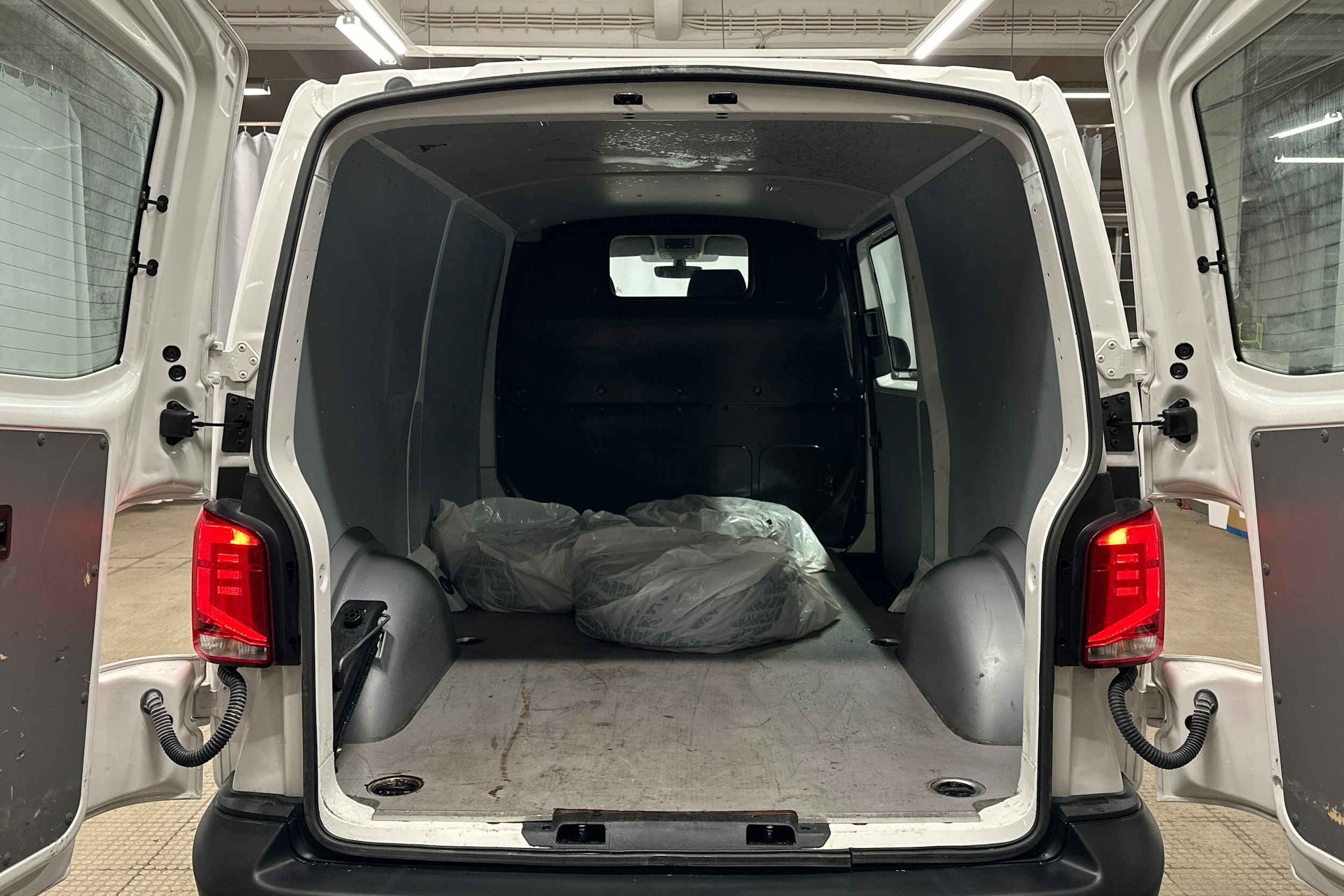 valkoinen Volkswagen Transporter 2024 kuva 16.