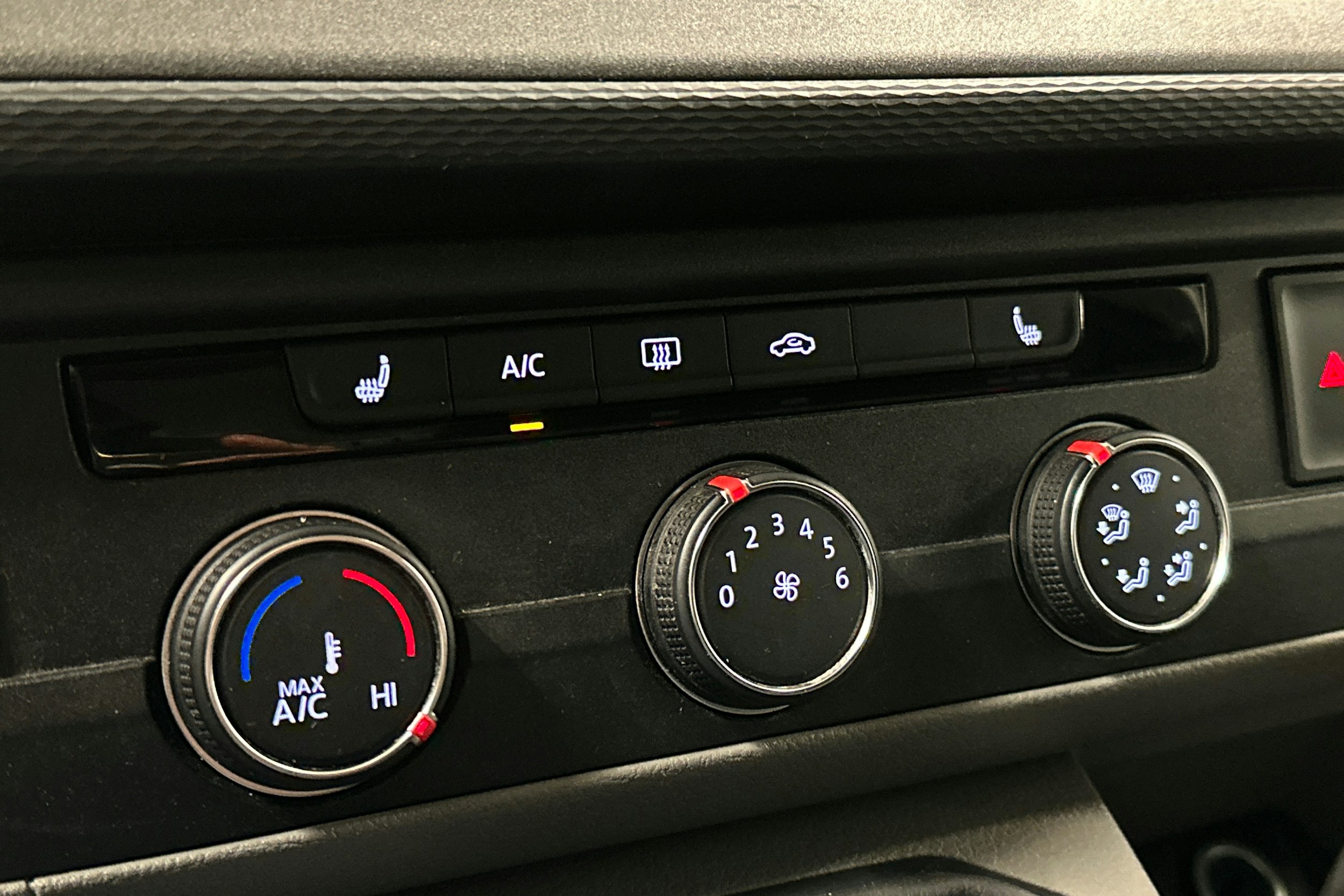 valkoinen Volkswagen Transporter 2024 kuva 20.