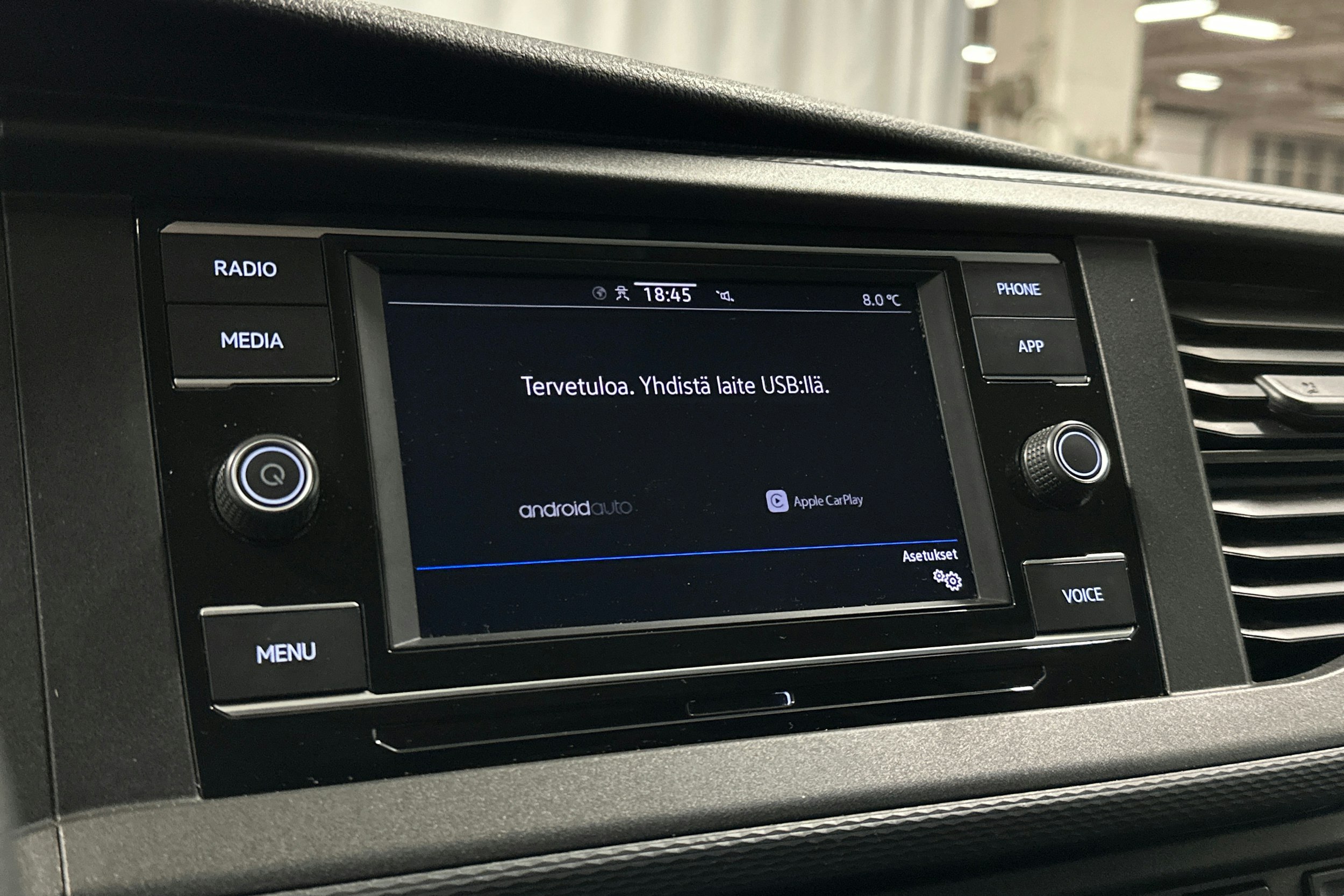 valkoinen Volkswagen Transporter 2024 kuva 21.