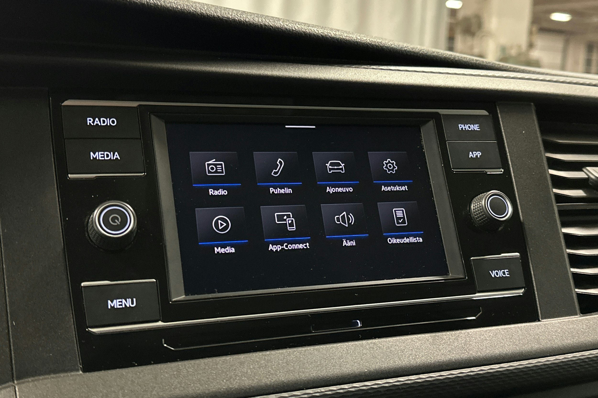 valkoinen Volkswagen Transporter 2024 kuva 22.