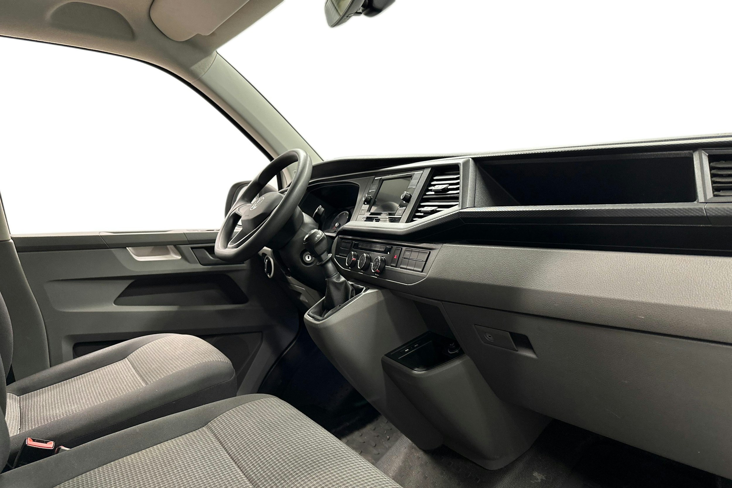 valkoinen Volkswagen Transporter 2024 kuva 9.