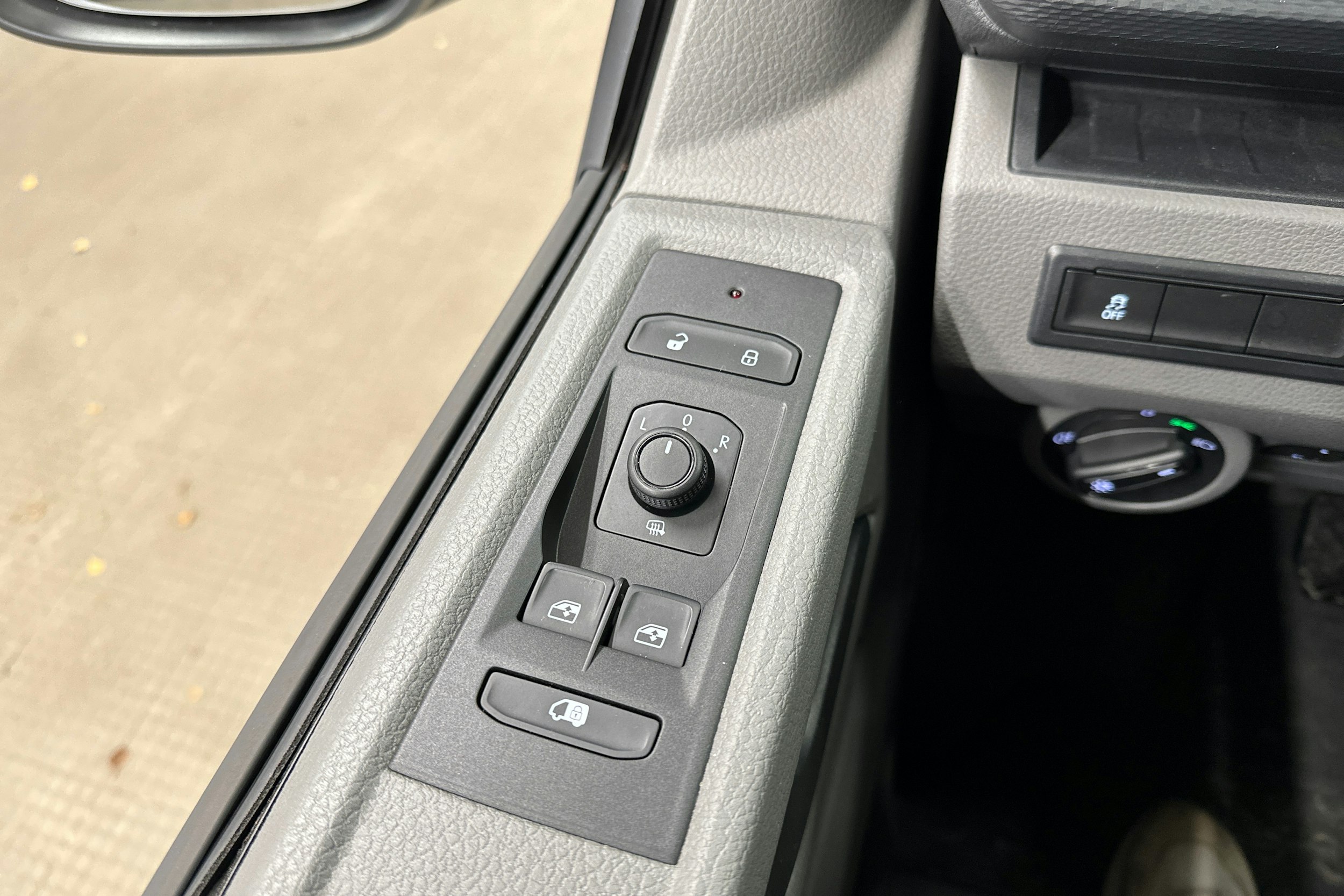 valkoinen Volkswagen Transporter 2024 kuva 15.