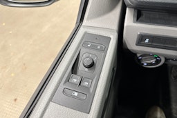 valkoinen Volkswagen Transporter 2024 kuva 15.