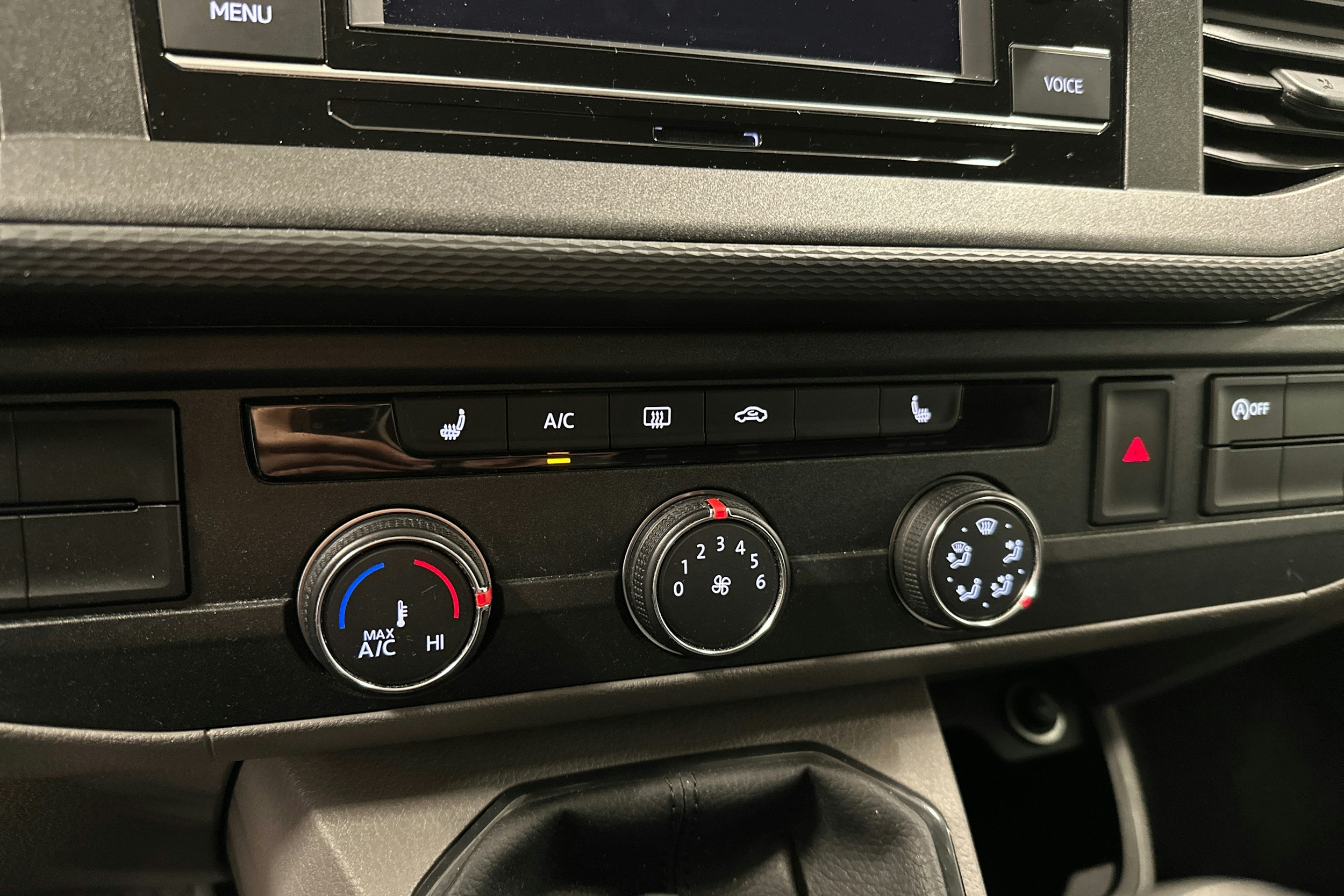 valkoinen Volkswagen Transporter 2024 kuva 19.