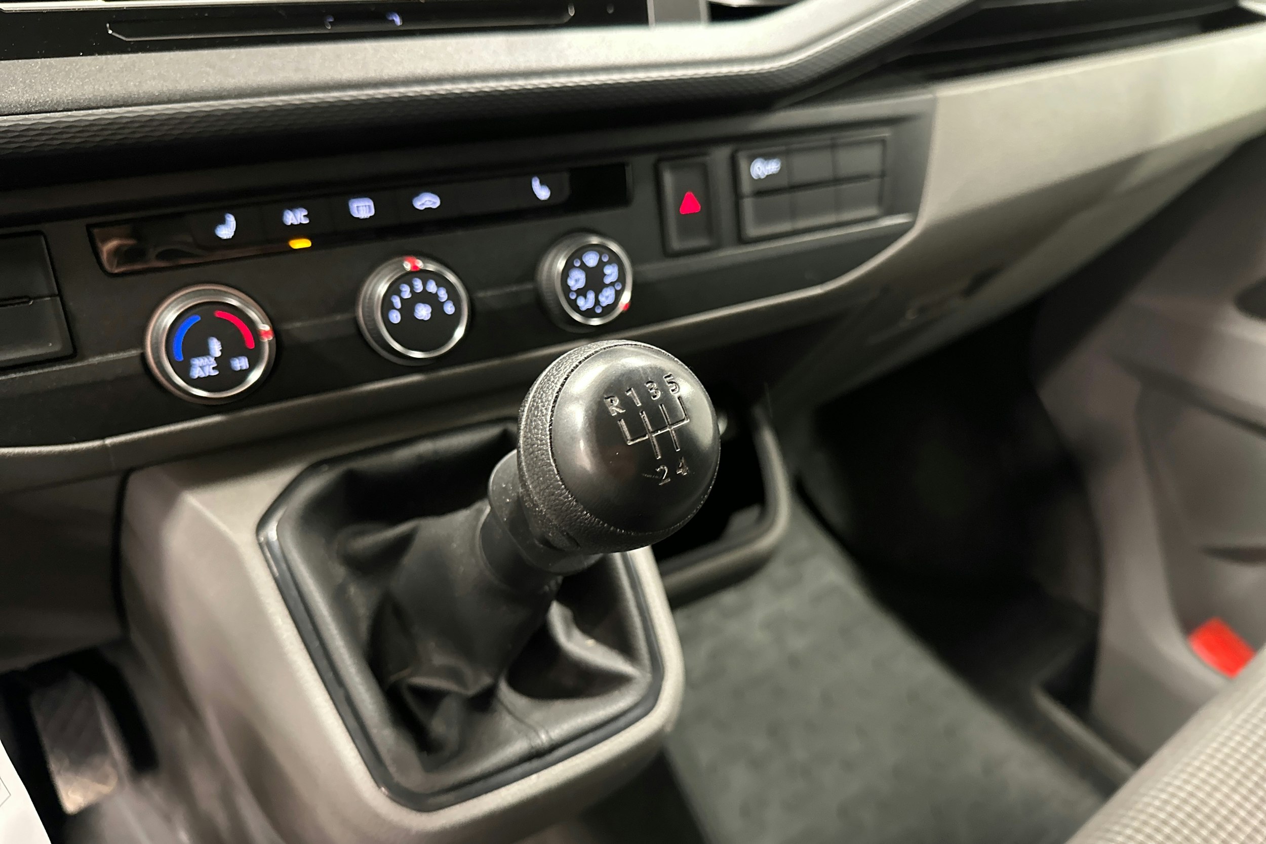 valkoinen Volkswagen Transporter 2024 kuva 20.