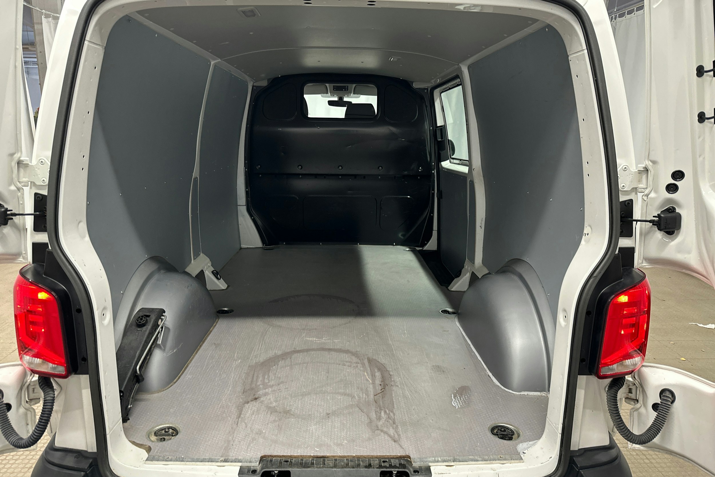 valkoinen Volkswagen Transporter 2024 kuva 22.