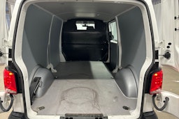 valkoinen Volkswagen Transporter 2024 kuva 22.