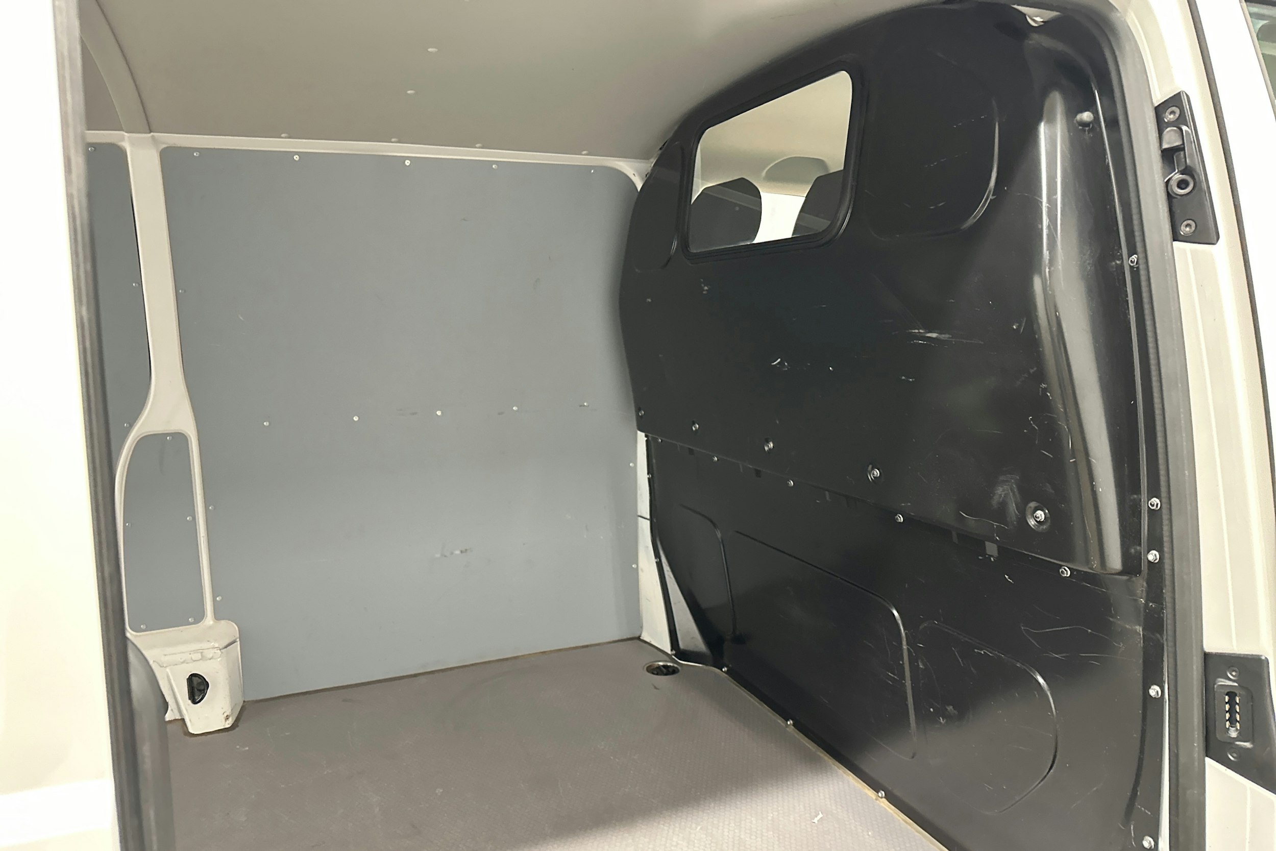 valkoinen Volkswagen Transporter 2024 kuva 23.