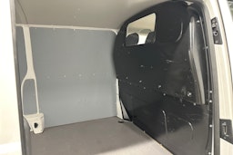 valkoinen Volkswagen Transporter 2024 kuva 23.