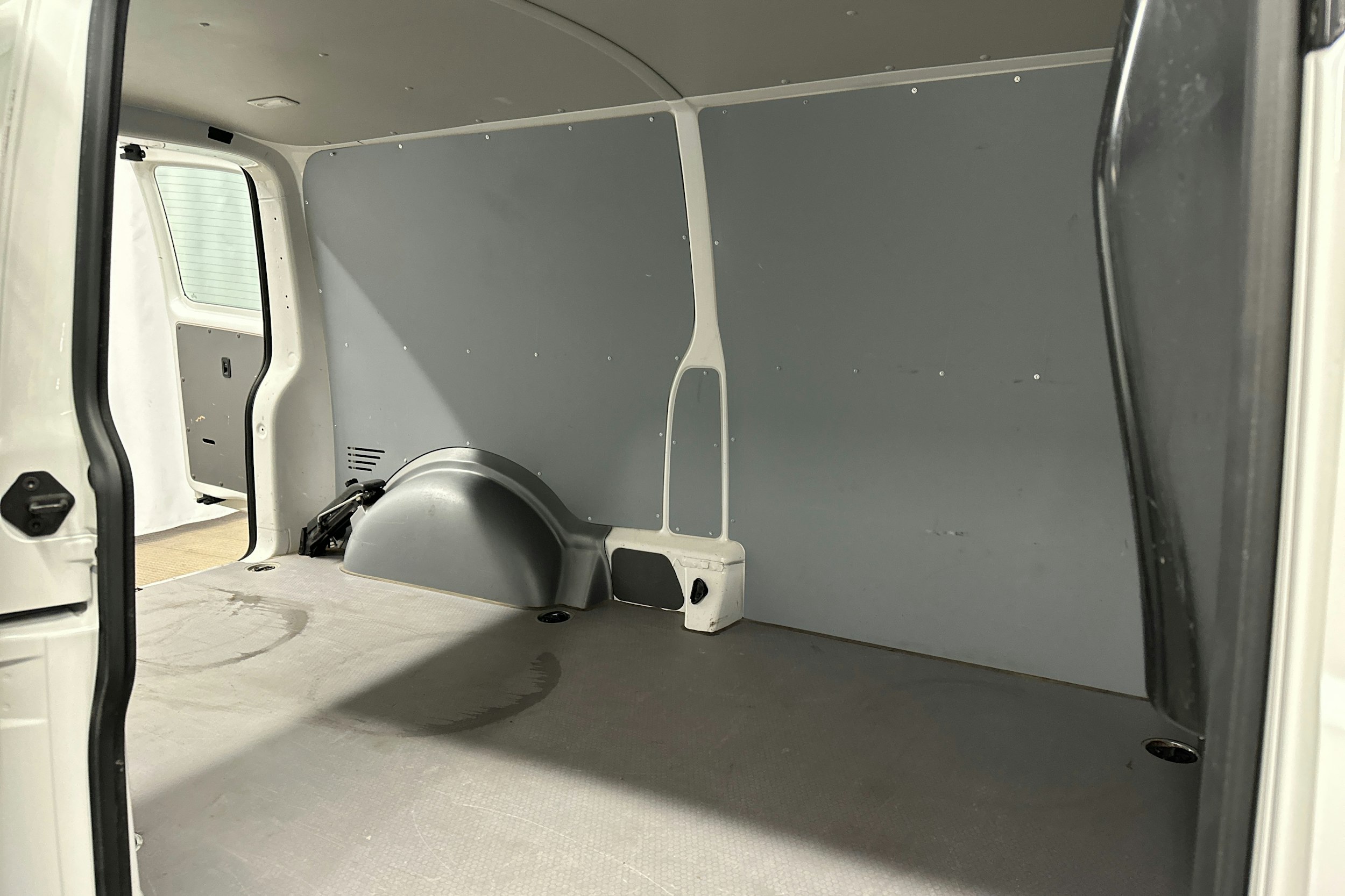 valkoinen Volkswagen Transporter 2024 kuva 24.