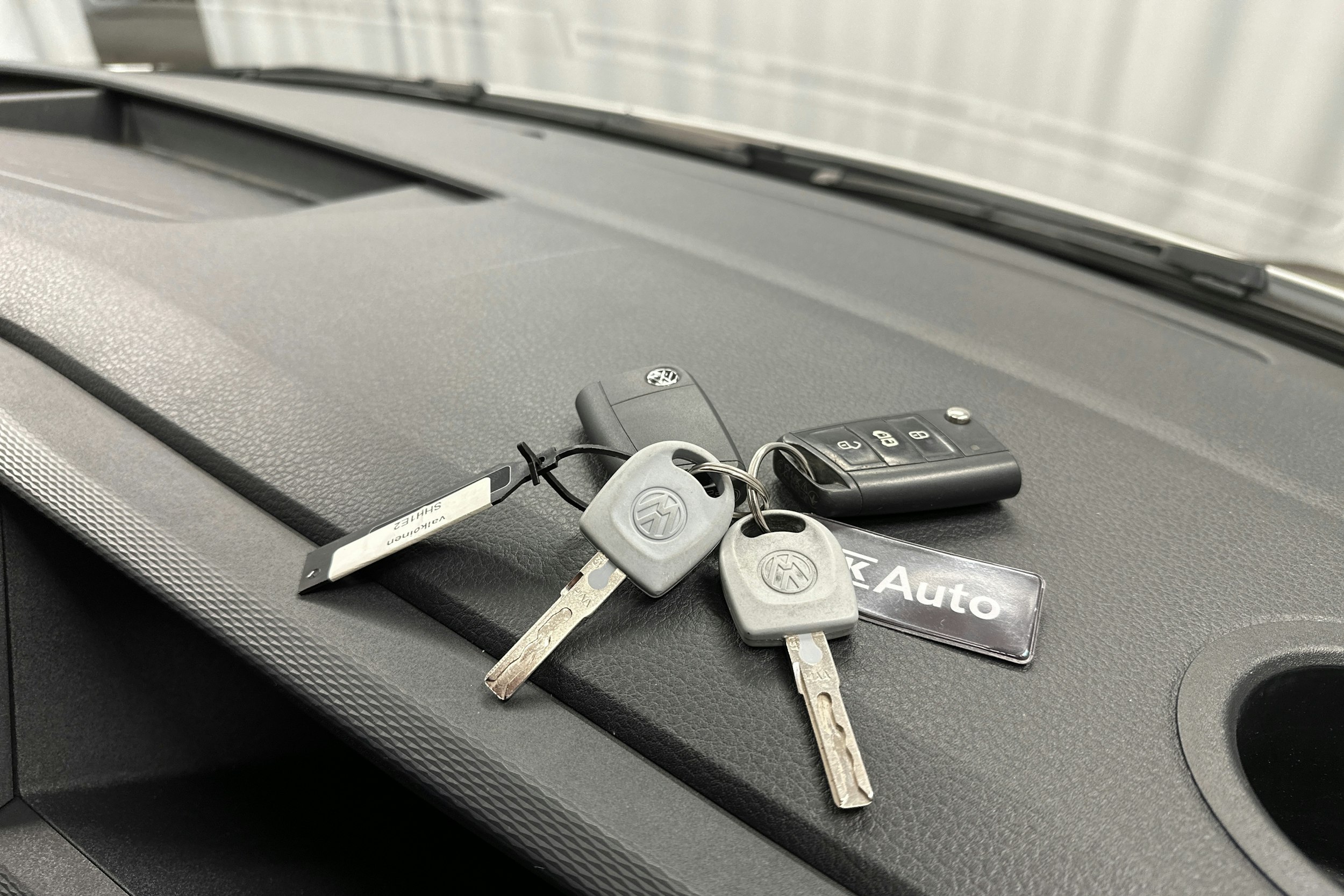 valkoinen Volkswagen Transporter 2024 kuva 26.